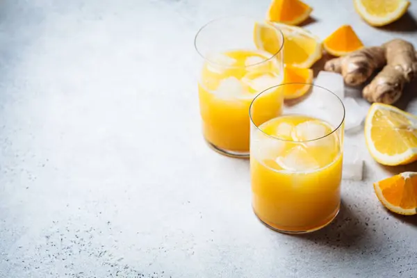 Zumo Limón Naranja Con Jengibre Especias Vaso Fondo Gris Espacio — Foto de Stock