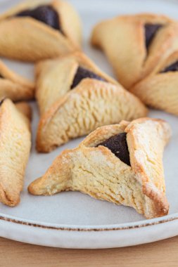 Purim için çikolatalı Hamantaschen kurabiyeleri, yakın çekim. Geleneksel Yahudi tatlısı.