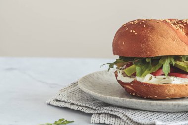 Krem peynirli sandviç, domates, buğday ekmekli avokado. Kahvaltı konsepti..