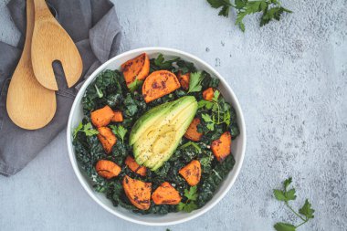 Kızarmış patates, avokado, beyaz kasede lahana salatası. Alternatif, sağlıklı, bitki temelli tarif.