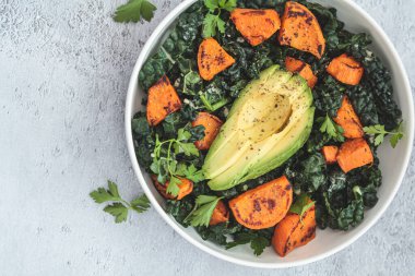 Kızarmış patates, avokado, beyaz kasede lahana salatası. Alternatif, sağlıklı, bitki temelli tarif.