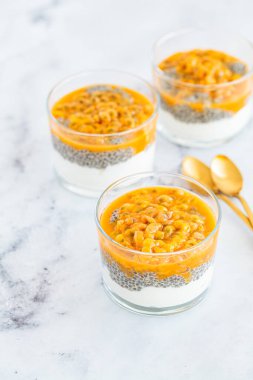 Tutku meyveli Chia pudingi ve hindistan cevizli yoğurt. Sağlıklı vegan tarifi.