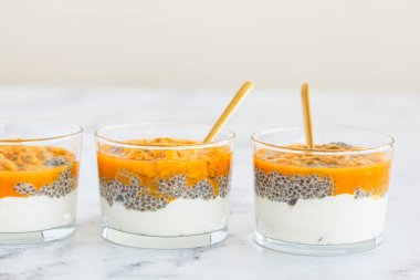 Tutku meyveli Chia pudingi ve hindistan cevizli yoğurt. Sağlıklı vegan tarifi.