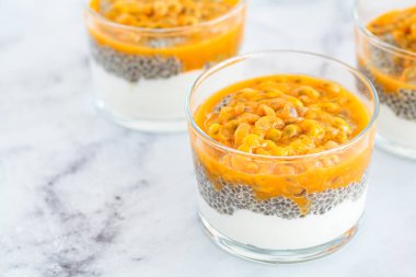 Tutku meyveli Chia pudingi ve hindistan cevizli yoğurt. Sağlıklı vegan tarifi.