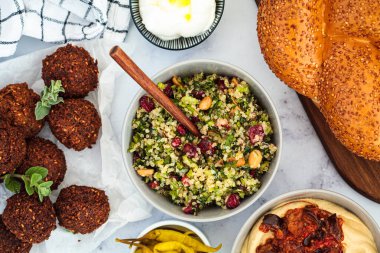 Kızılcıklı kinoa salatası, fındık ve kereviz, üst manzara. İsrail gıda konsepti.