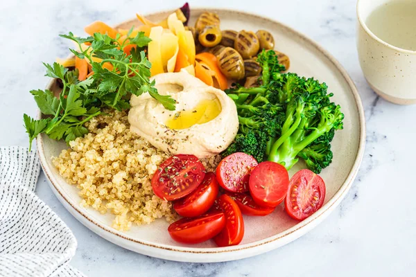 Ausgewogener Quinoa Salat Mit Brokkoli Tomaten Hummus Oliven Karotten Und — Stockfoto