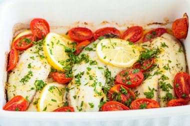 Çeri domates ve tereyağlı fırında balık fileto. Sağlıklı diyet tarifi.