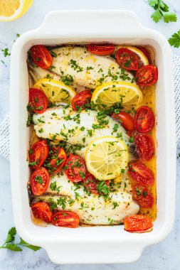 Çeri domatesli ve tereyağlı fırında balık filetosu. Sağlıklı diyet tarifi.