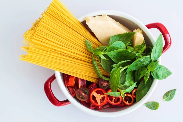 Bir Tencere Makarna Makarna Için Ham Malzemeler Spagetti Parmesan Sebze — Stok fotoğraf