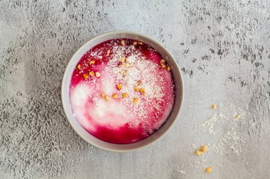 Malabi - geleneksel Arapça tatlı. Gül şurubu ve fındıklı sütlü puding..