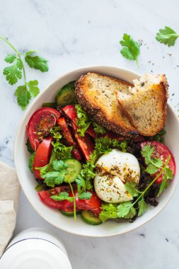 Yumurtalı sebze kasesi ve kahvaltıda tam tahıllı tost, beyaz arka plan, üst manzara..