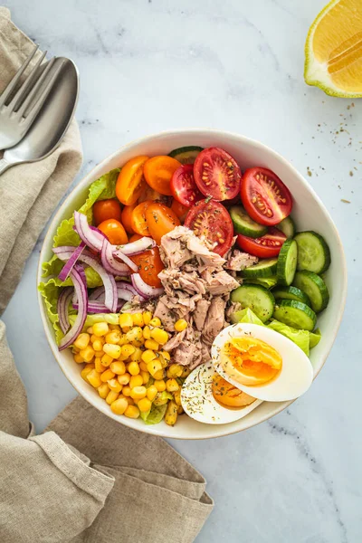 Salade Thon Avec Oeuf Légumes Maïs Dans Bol Blanc Fond Image En Vente