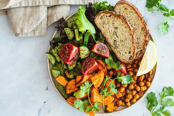 ビーガンランチプレート 野菜サラダ 揚げひよこ豆と健康的なパンと焼きサツマイモ トップビュー 健康的な植物ベースの食事のコンセプト ロイヤリティフリーのストック写真