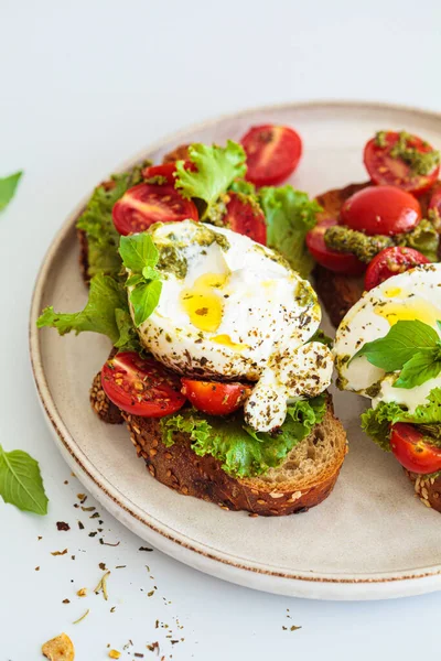 Domates ve pesto soslu burrata tostu