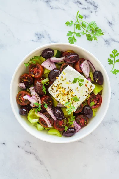 Bol Salade Grecque Traditionnelle Avec Tomates Poivrons Verts Concombres Oignons Photo De Stock