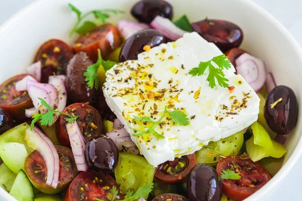 Schüssel Mit Traditionellem Griechischem Salat Mit Tomaten Grünem Paprika Gurken lizenzfreie Stockbilder
