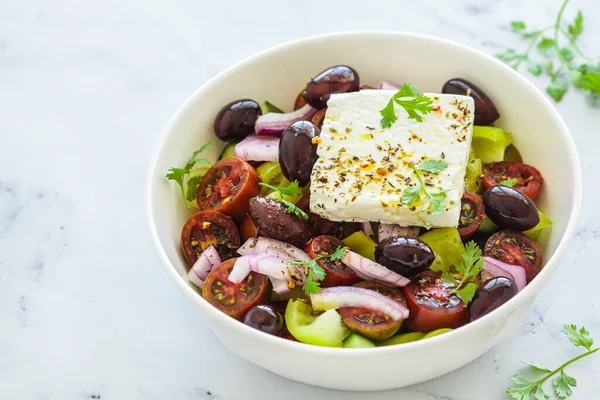 Schüssel Mit Traditionellem Griechischem Salat Mit Tomaten Grüner Paprika Gurken Stockbild