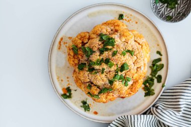 Tahini soslu baharatlı karnabahar..