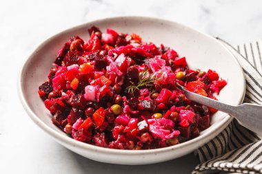 Rus pancar salatası, yeşil bezelye, haşlanmış sebze ve dereotlu..