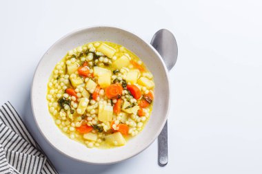 Ptitim, sebze ve ıspanaklı geleneksel İsrail çorbası..