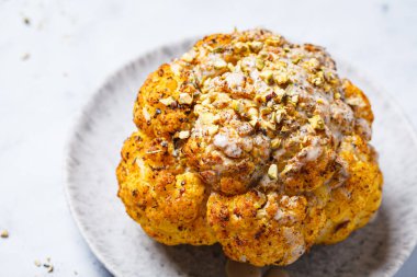 Baharatlı, tahini soslu ve fıstıklı karnabahar. Vegan tarifi.