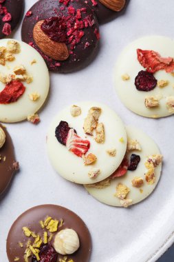 El yapımı vejetaryen, farklı türde çikolatalar ve süper yiyecekler. Sağlıklı tatlı konsepti.
