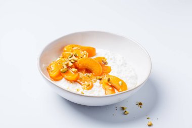 Karamelize edilmiş kayısı, akçaağaç şurubu ve şam fıstıklı süzme peynir..