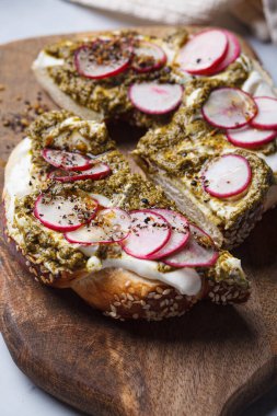 Krem peynirli simit, pesto, baharat ve turp..