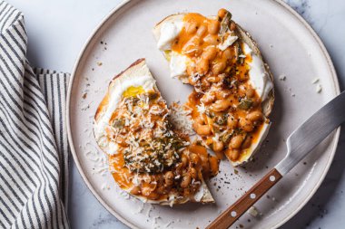 Krem peynirli simit, fasulye güveci ve parmesanlı.