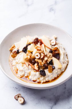 Elmalı, kuru üzüm ve fındıklı Bircher Müsli. Sağlıklı kahvaltı kavramı.