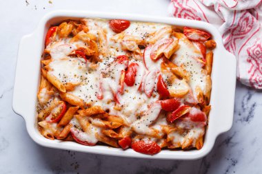 Fırın kabında domatesli fırında makarna ve mozzarella peyniri..