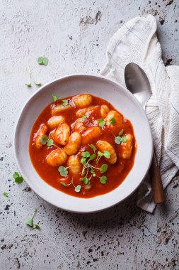 Patates gnocchi soslu domates çorbası..