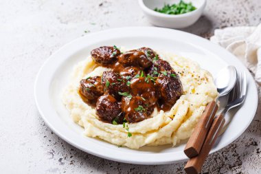 Kremalı soslu köfte ve patates püresi. İskandinav yemekleri konsepti.