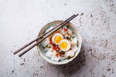 Soya soslu Kore salamura yumurtası ve pilav..