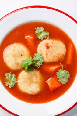 Matza köfteli geleneksel Yahudi domates çorbası, beyaz arka plan..