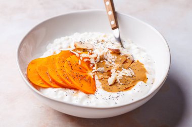 Fıstık ezmeli, fındıklı ve hurmalı süzme peynir..