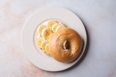 Krem peynirli, muzlu ve susamlı kahvaltı çörekleri.