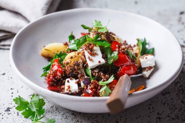 Kızarmış sebzeli ve peynirli sıcak kinoa salatası..