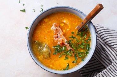 Kaburga füme bezelye çorbası. Ev yemeği tarifi, üst manzara..