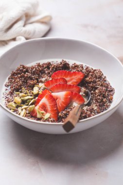 Çilekli ve fıstıklı kahvaltı kasesi, yakın plan..