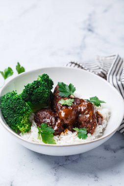 Pirinç ve brokoli ile köfte. İskandinav mutfağı konsepti.