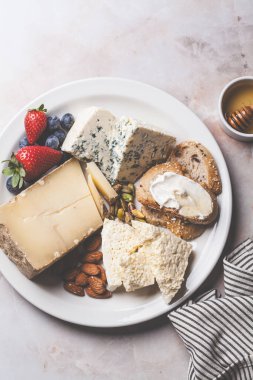 Bal, fındık ve böğürtlenli parti için peynir tabağı.