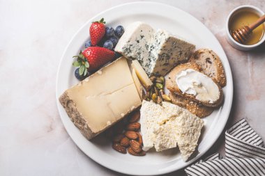 Bal, fındık ve böğürtlenli parti için peynir tabağı.