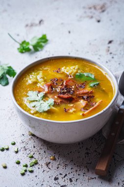 Füme pastırma ile split bezelye çorbası.