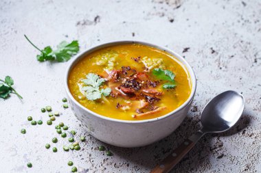 Füme pastırma ile split bezelye çorbası.