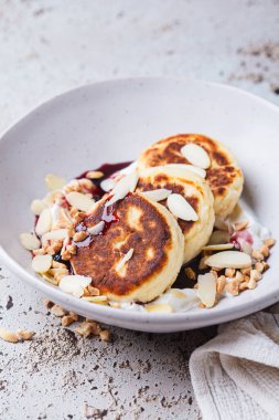 Reçelli, ekşi kremalı ve fındıklı süzme peynirli krep..