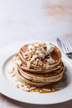 Ekşi kremalı, akçaağaç şuruplu ve fındıklı kahvaltı krepleri..
