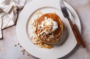 Ekşi kremalı, akçaağaç şuruplu ve fındıklı kahvaltı krepleri..