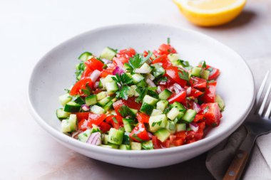 Domatesli, salatalıklı, soğanlı ve maydanozlu Kudüs sebze salatası.