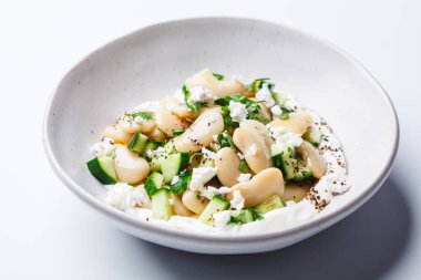 Yunan yoğurdu, salatalık ve feta ile tereyağlı fasulye salatası..